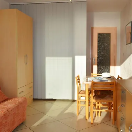 Le Lavandou, 1 Pièce, 4 Personnes - Fr-1-251-251 *
