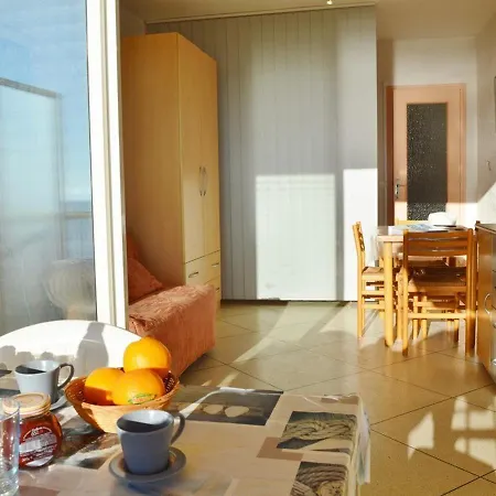 Pour 4 Personnes Avec Terrasse Et Directe Au Lavandou - Fr-1-251-251 Apartment Le Lavandou